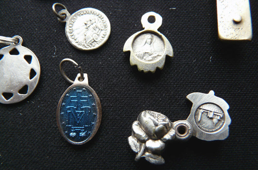 Lot de 16 M&eacute;dailles diverses et Pendentifs religieux - Vinta Bijoux et montres