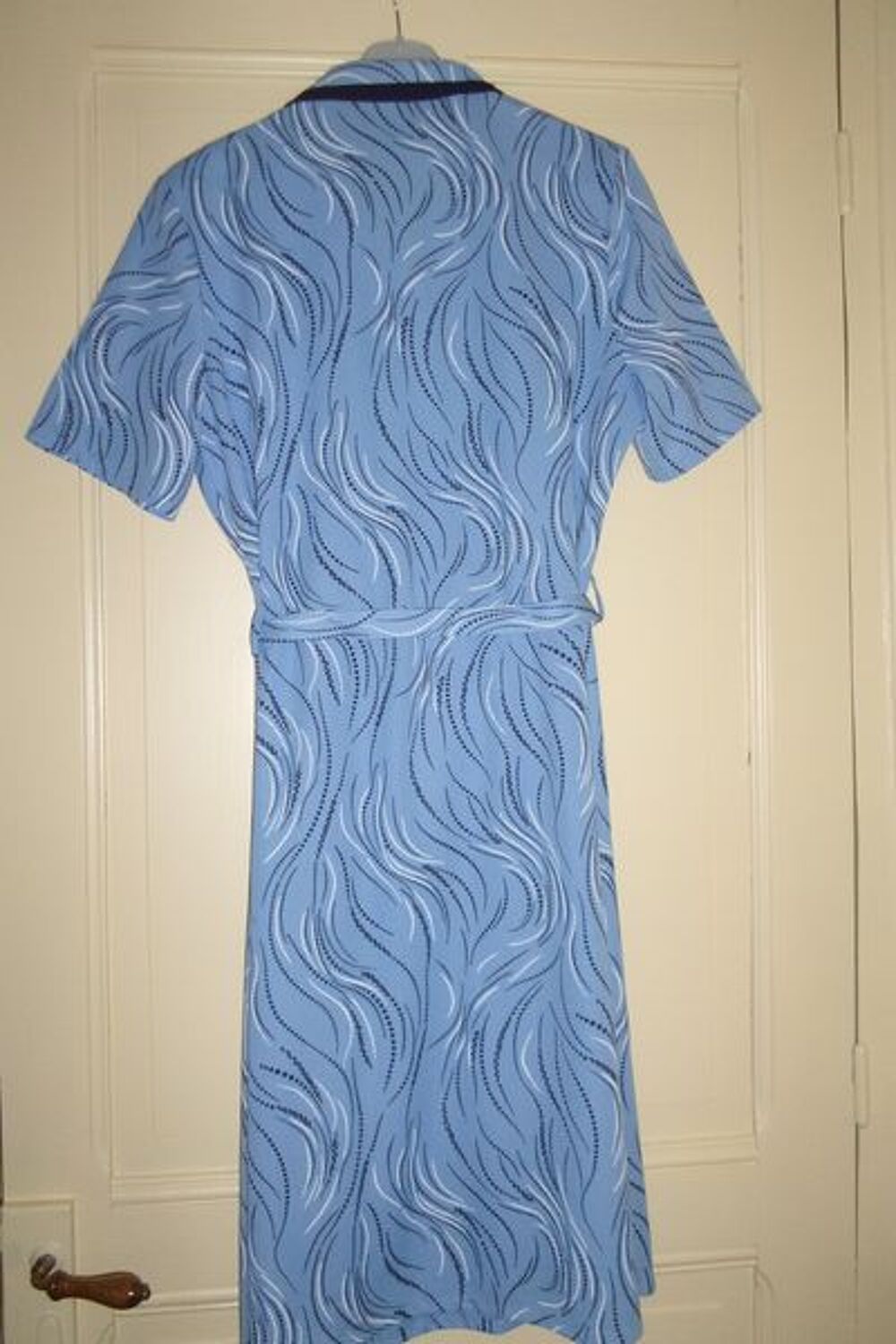 Robe coloris bleu avec motifs Vtements