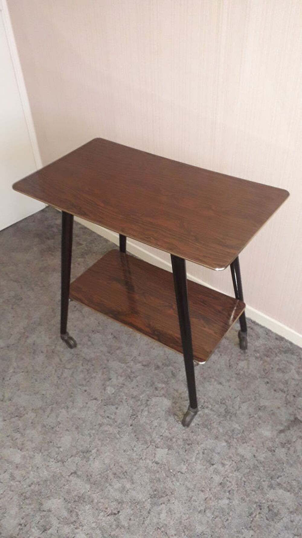 Table desserte en formica &agrave; roulettes ann&eacute;es 60
Décoration