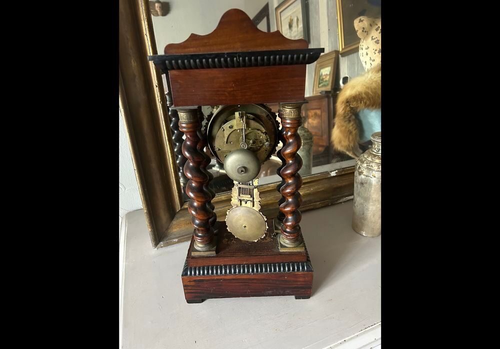 pendule LOUIS X COL&Oacute;NES TORSAD&Eacute;ES 