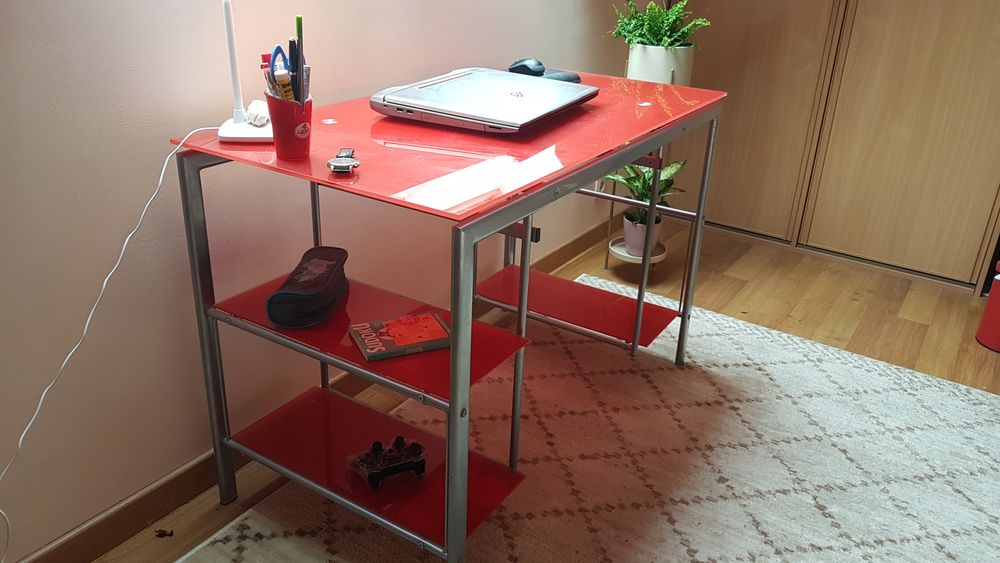 Bureau en verre rouge Meubles