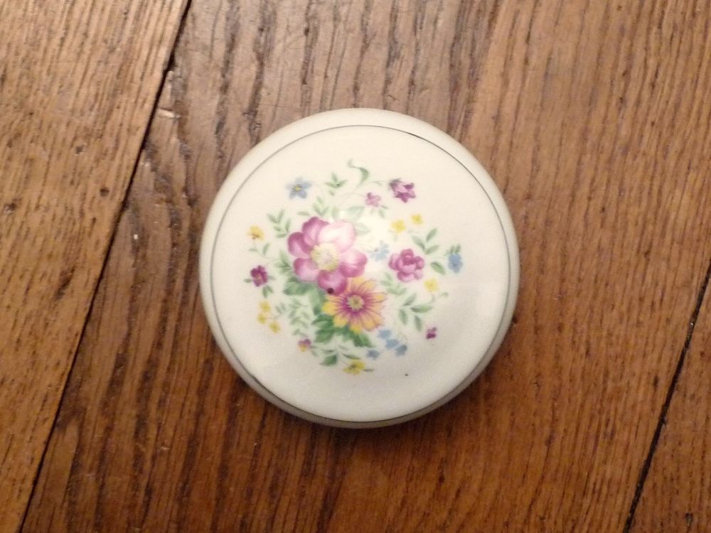 Boite Ronde Blanc avec son Couvercle et ses Fleurs dessus Décoration