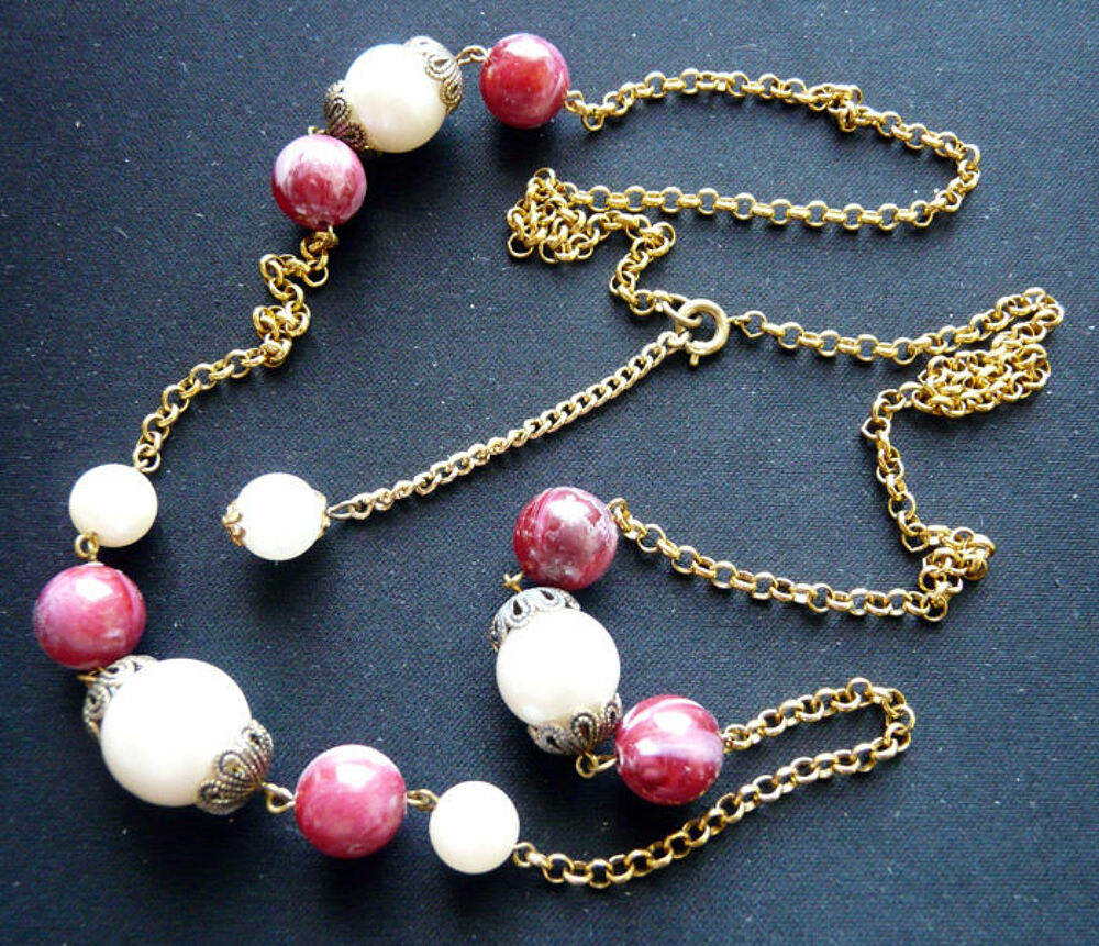 Collier perles couleur nacre et ros&eacute;es cha&icirc;nette dor&eacute;e- 90's Bijoux et montres