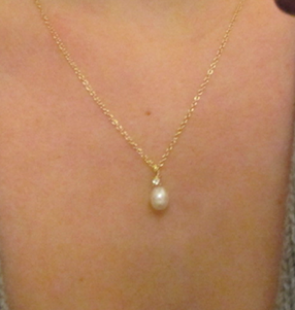 Pendentif avec fausse perle et strass avec cha&icirc;ne dor&eacute;e Bijoux et montres