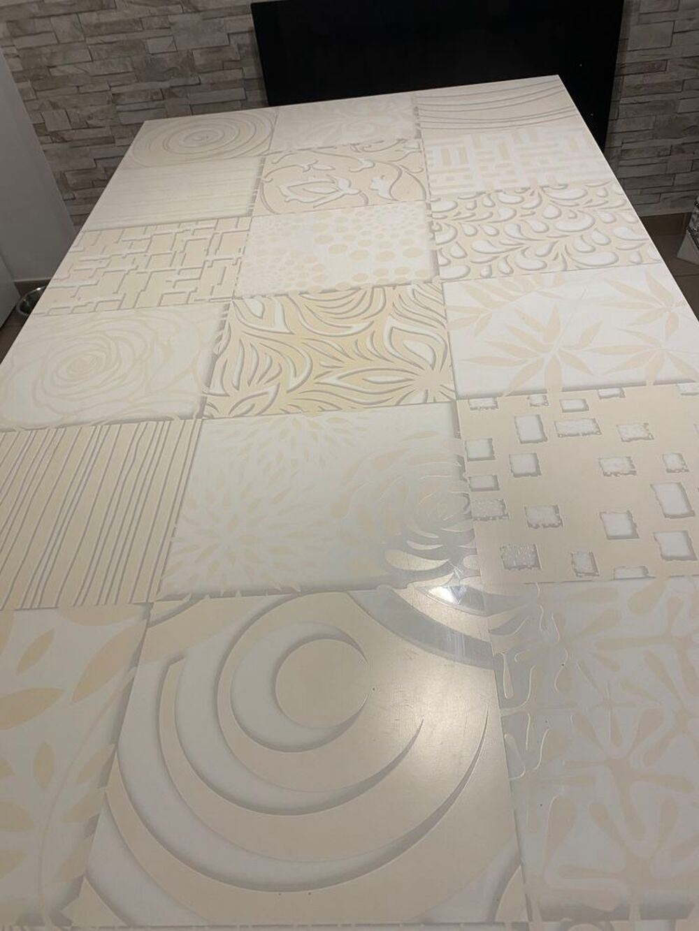 table blanche et quatre chaises grises en parfait &eacute;tat Meubles