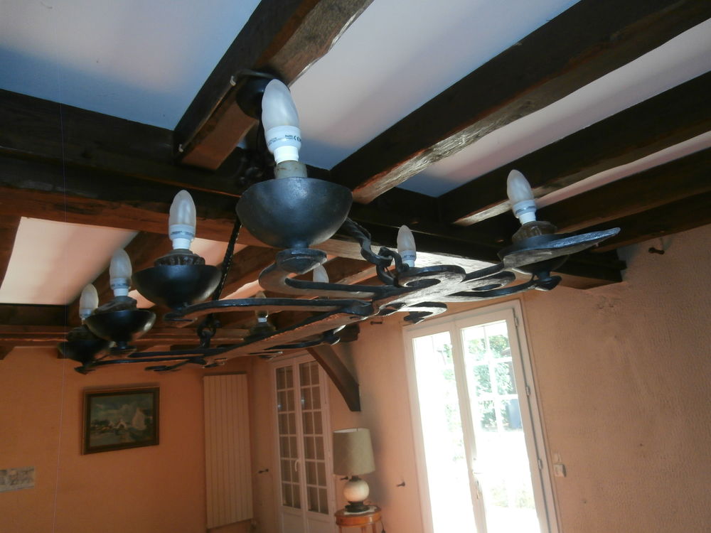 LUSTRE ancien en fer forg&eacute; style rustique et m&eacute;di&eacute;val 
Meubles