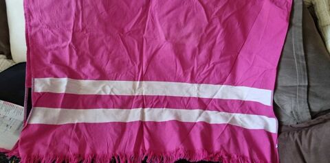 Fouta rose et blanche.  Marque Eden Park 30 Oullins (69)