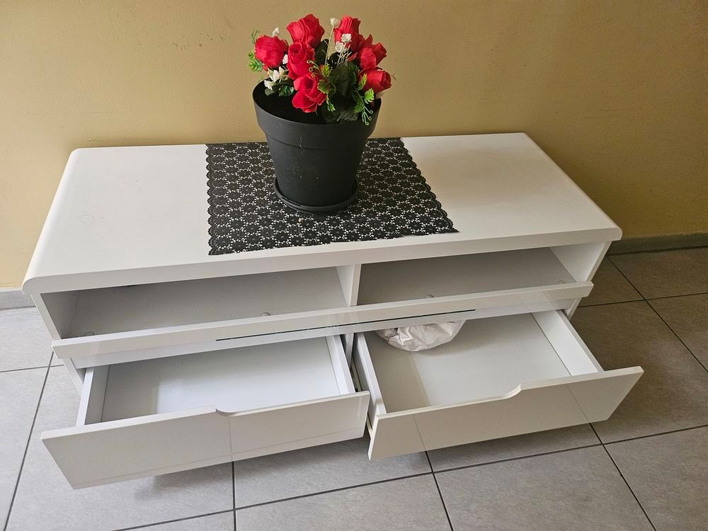 Meuble tv 
Largeur 117
P 44
H 49
Meubles