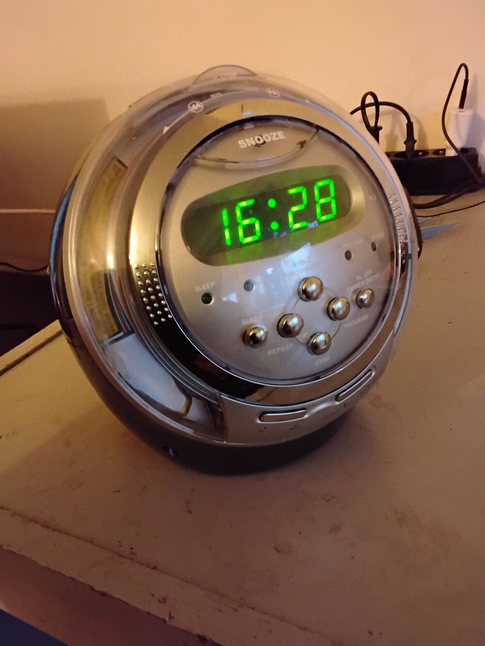 R&eacute;veil num&eacute;rique rond avec affichage LED vert Audio et hifi