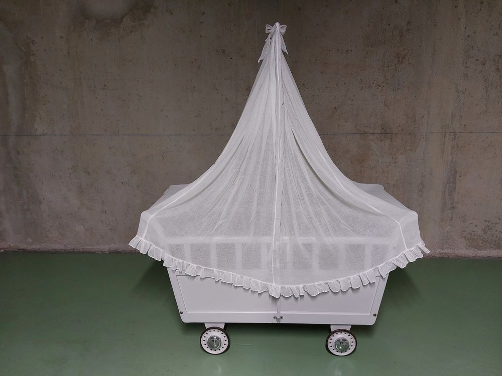 Lit b&eacute;b&eacute; en bois &agrave; roulettes vintage ann&eacute;es 1950 Mobilier enfants