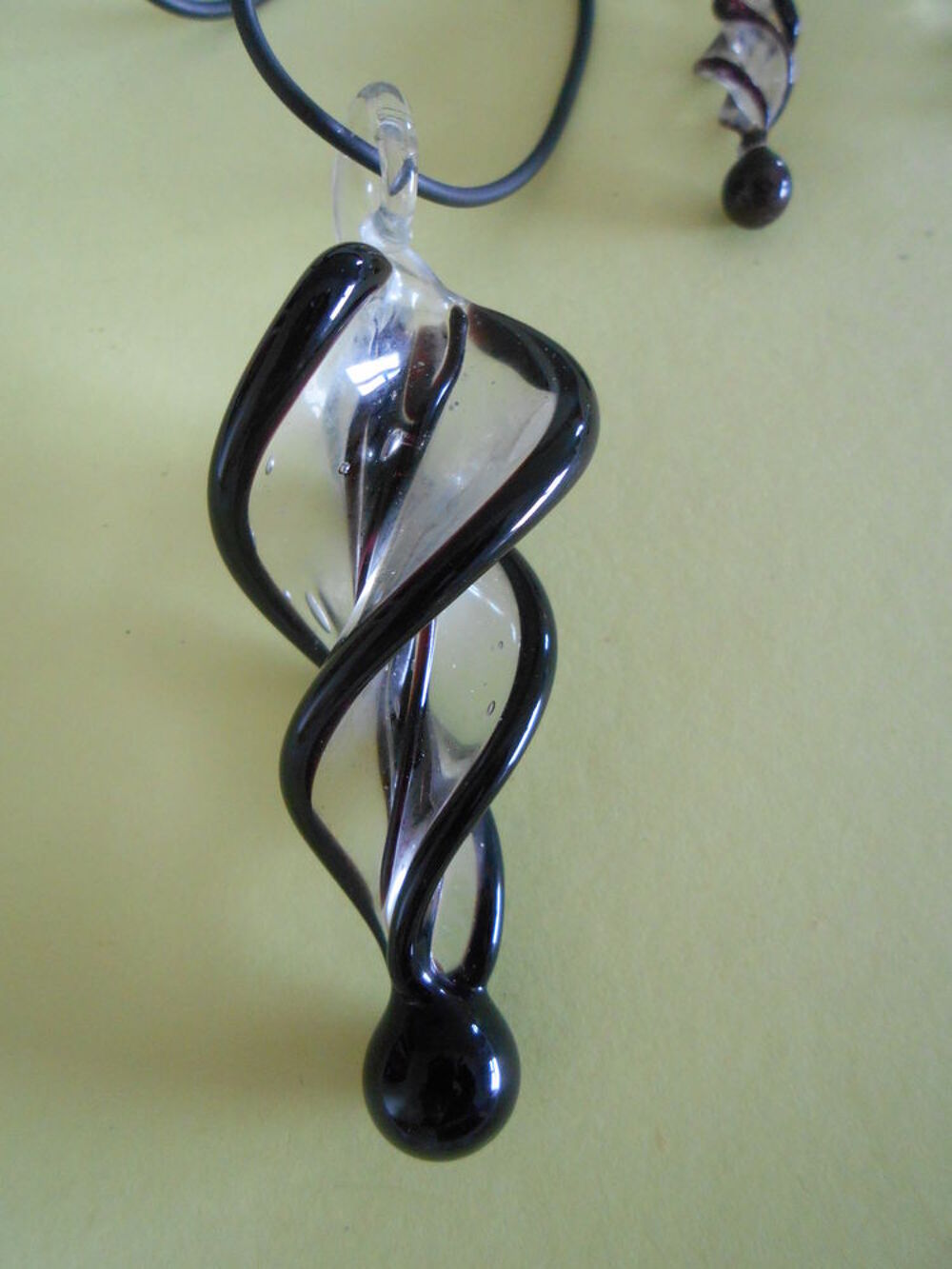 collier lacet noir Bijoux et montres