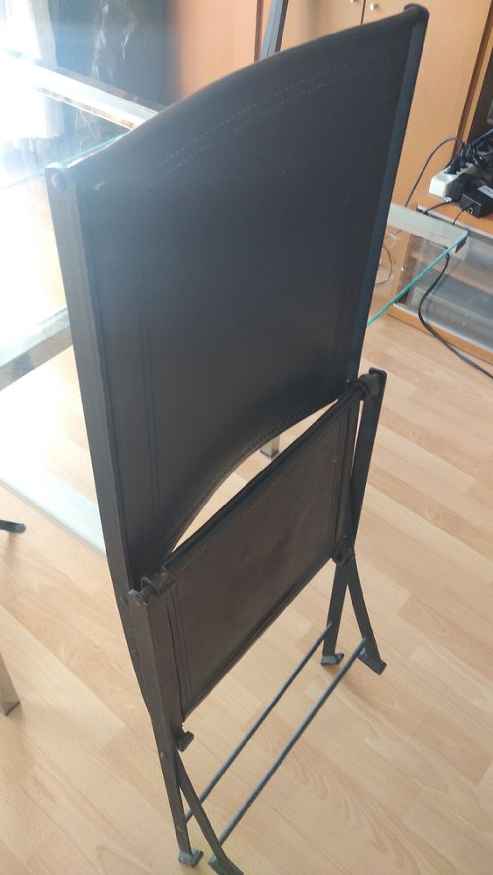 4 Chaises en cuir et m&eacute;tal pliable . Meubles