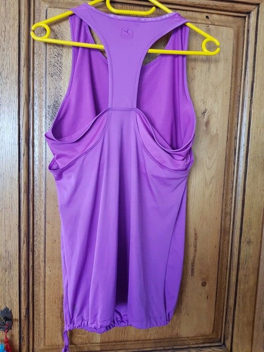 T shirt de sport violet avec soutien gorge integre neuf marq Vêtements
