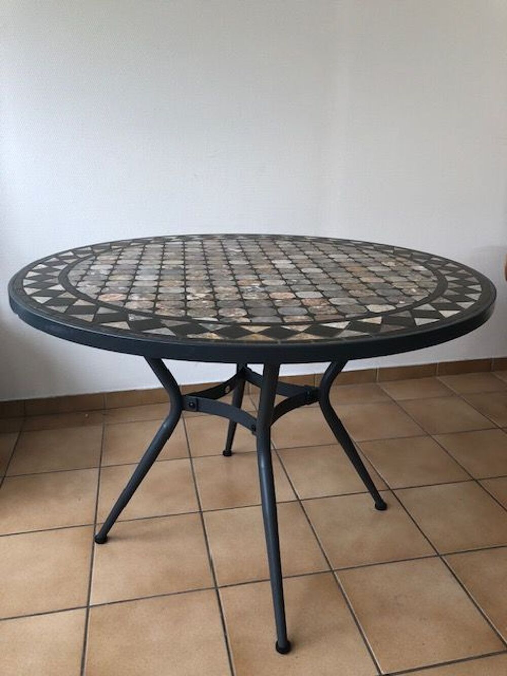 Table ronde en mosa&iuml;ques de pierres multicolores
Meubles