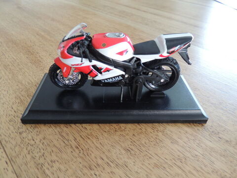moto 1/18 me YAMAHA 3 Pronnas (01)