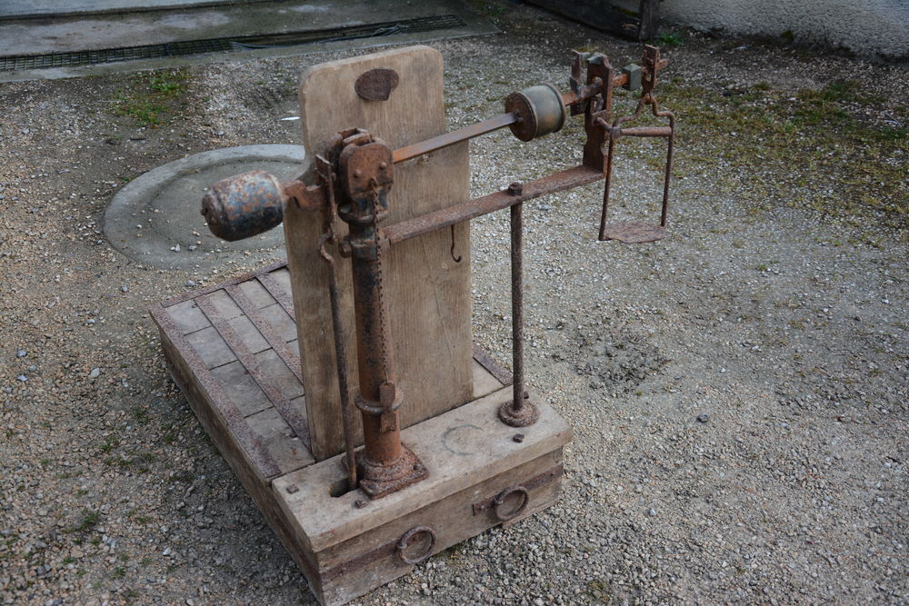 Ancienne balance &agrave; bascule de ferme 