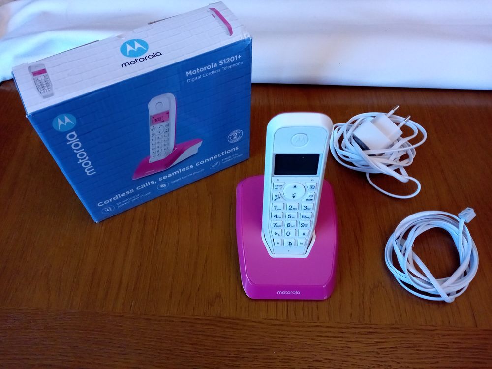 T&eacute;l&eacute;phone fixe Motorola S1201+ (sans r&eacute;pondeur). Téléphones et tablettes