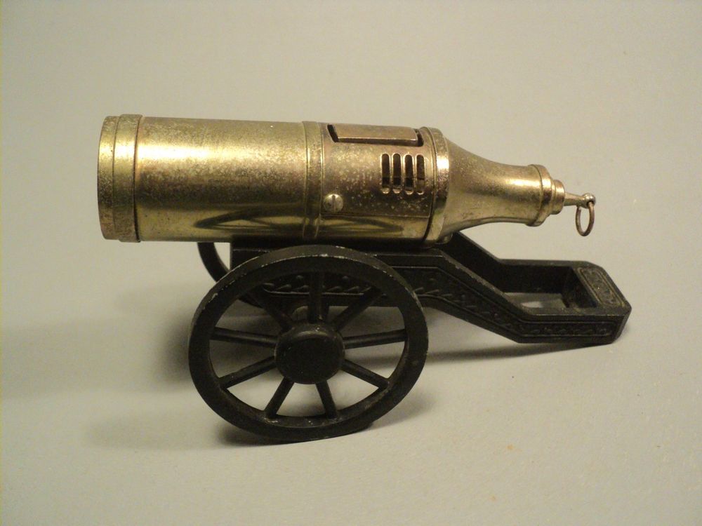 Ancien Briquet de Table Canon &agrave; Essence. 
