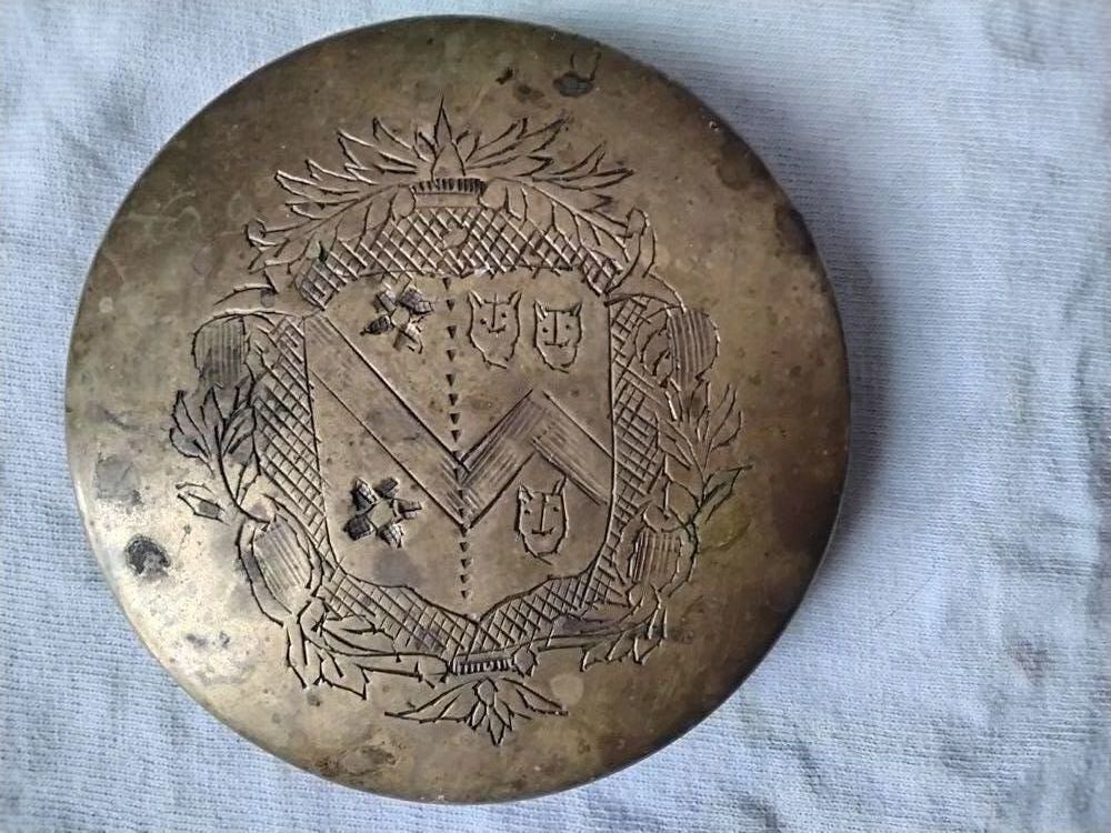 Boite ancienne en laiton grav&eacute;e. 