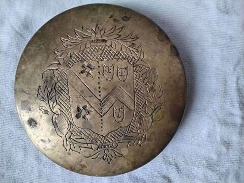 Boite ancienne en laiton gravée. 15 Larnas (07)