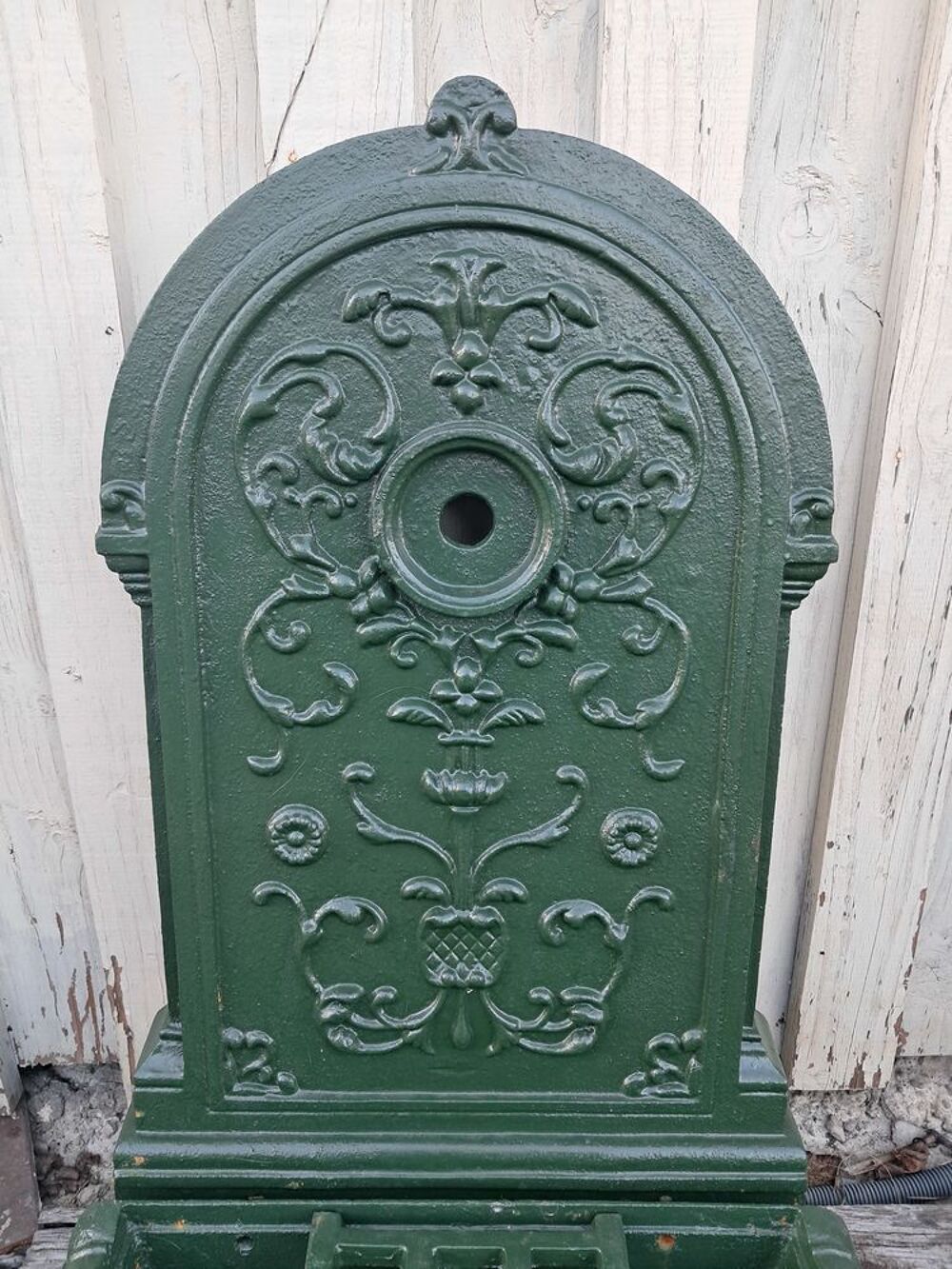 Fontaine murale en fonte, r&eacute;&eacute;dition d'ancien Jardin
