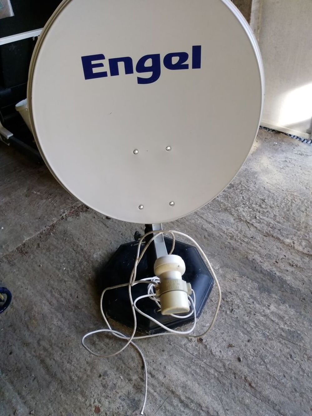 d'une antenne parabole satellite manuelle marque :
Ang Audio et hifi