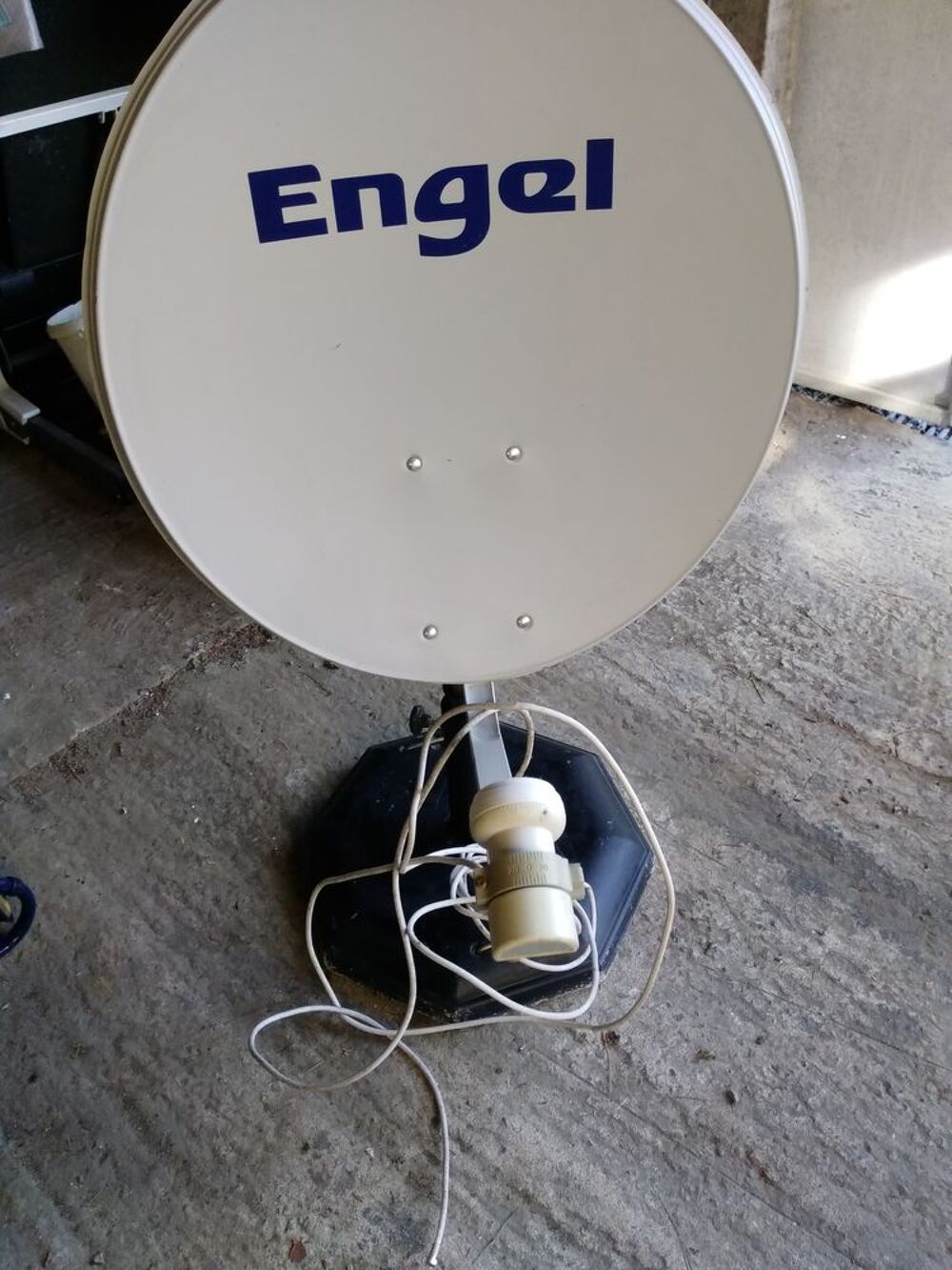 d'une antenne parabole satellite manuelle marque :
Ang Audio et hifi