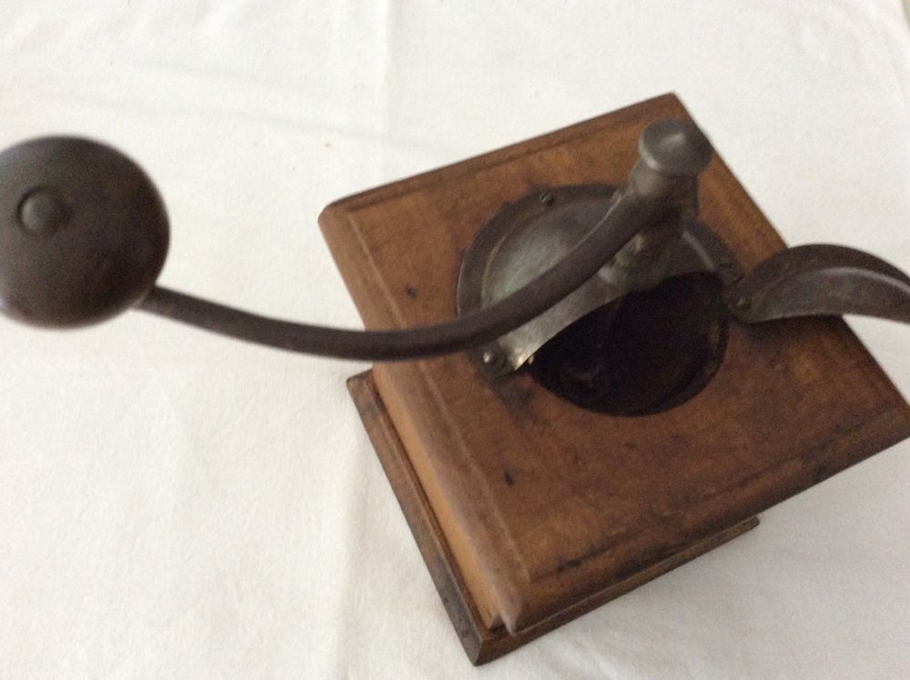 Moulin &agrave; caf&eacute; ancien, Peugeot Fr&egrave;res, h&ecirc;tre et m&eacute;tal 
