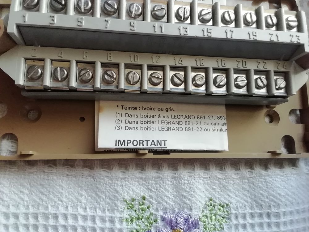 R&eacute;glette t&eacute;l&eacute;phonique ou autre neuve 24 plots Bricolage