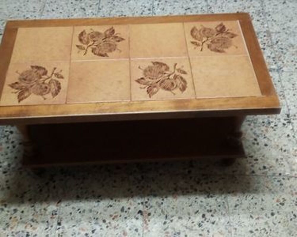Table basse carreler sur le dessus. Meubles
