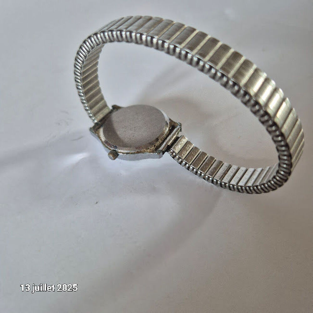 Petite montre femme avec date journali&egrave;re, couleur argent, e Bijoux et montres
