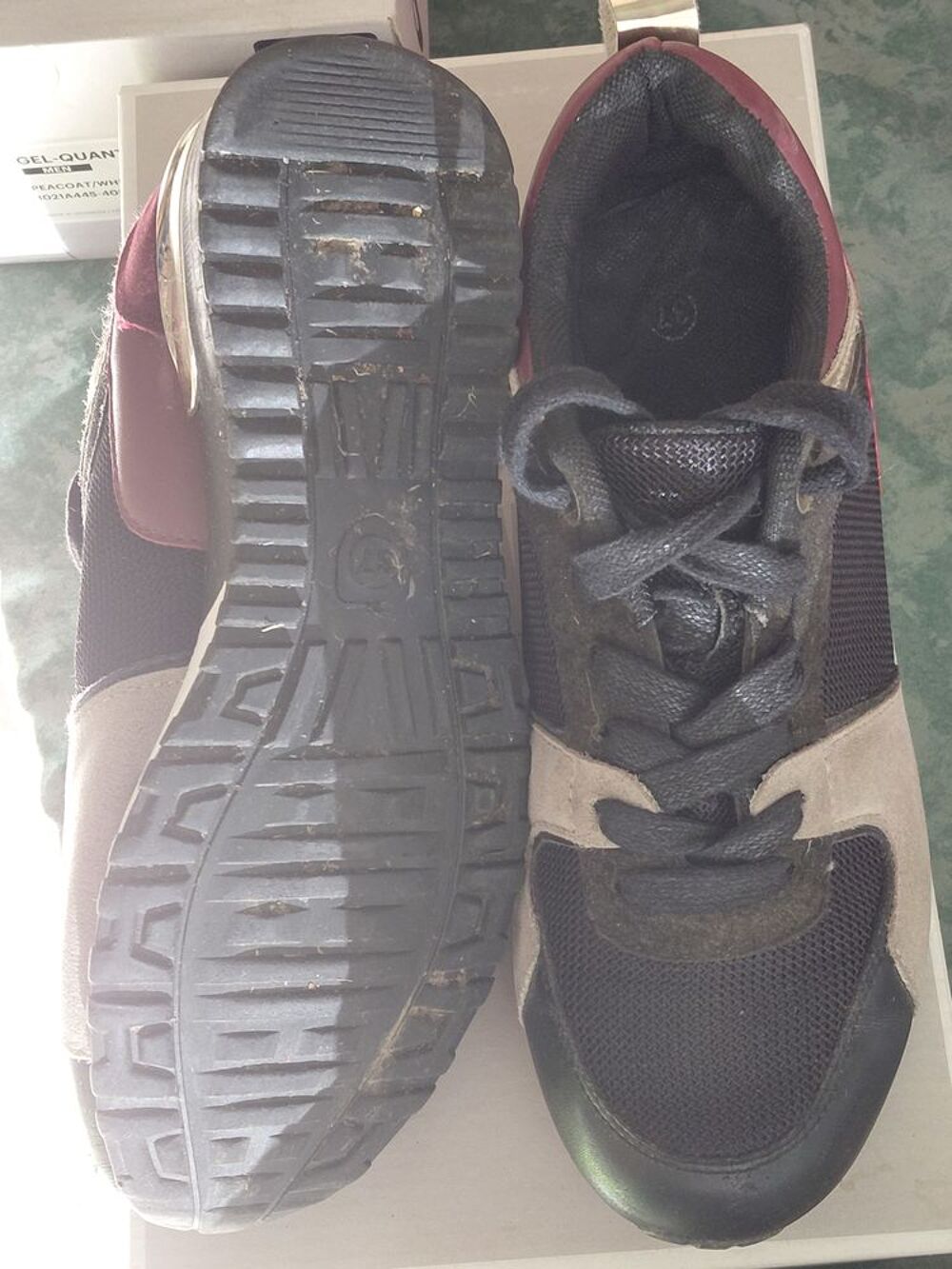 Differentes chaussures , femles- enfants et hommes. Chaussures