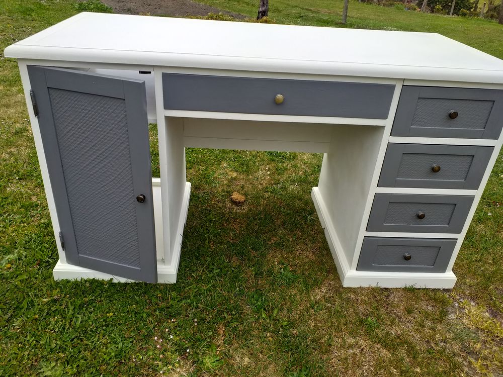 bureau informatique,couleur blanc et gris,
Meubles