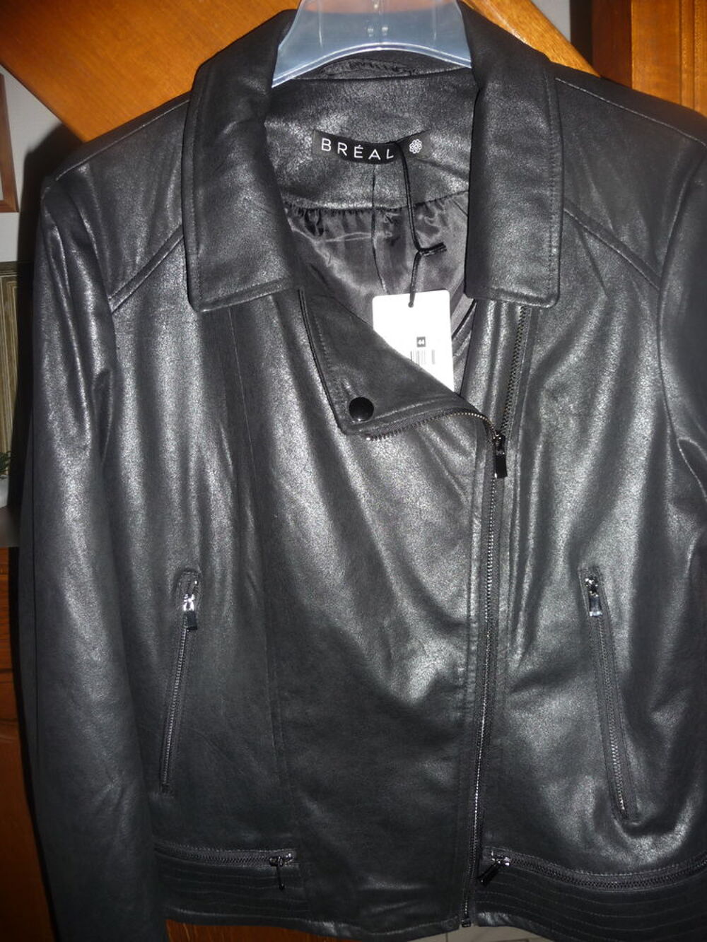 Perfecto femme neuf avec &eacute;tiquette taille 44 
Vêtements