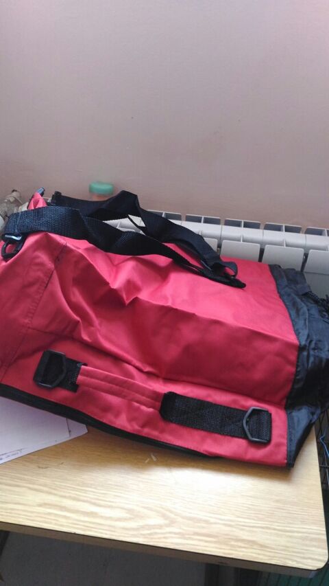 Sac  dos rouge/noir 3 Saint-Brs (30)