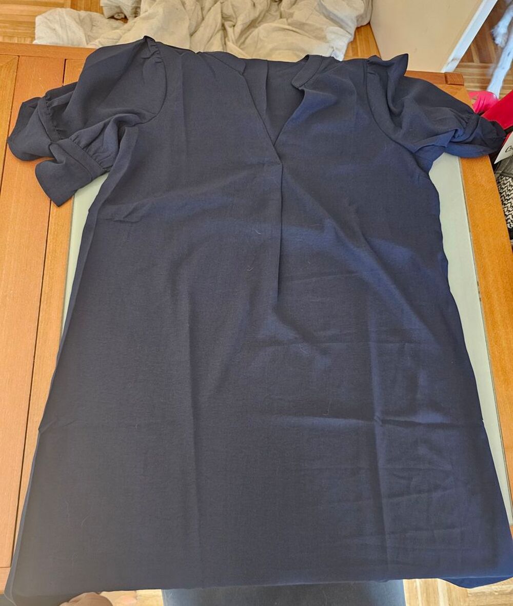 Plusieurs v&ecirc;tements neuf . Vêtements