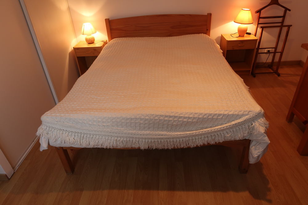 DESSUS DE LIT LAINE Meubles
