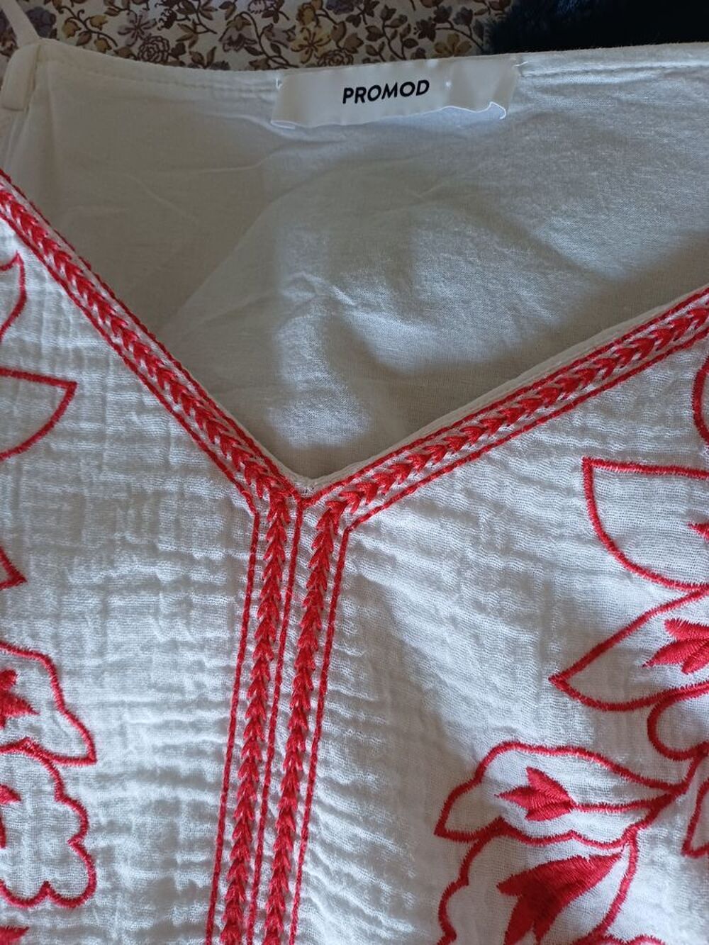 Robe longue blanche broderies rouge sur le haut Vêtements