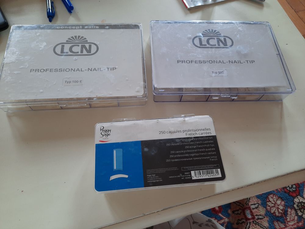 3 BOITES DE FAUX ONGLES LCN ET PEGGY SAGE Bijoux et montres