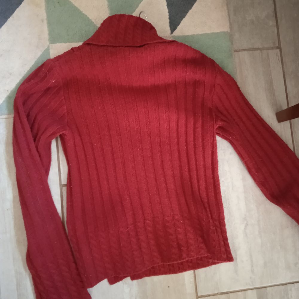 Pull rouge acrylique col roul&eacute; T 40 attache sur l'avant Vêtements