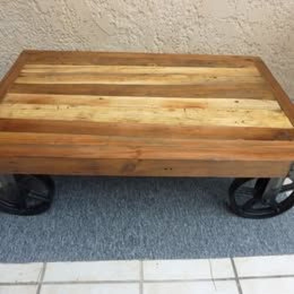TRES BELLE TABLE BASSE EN BOIS STYLE INDUSTRIELLE
Décoration
