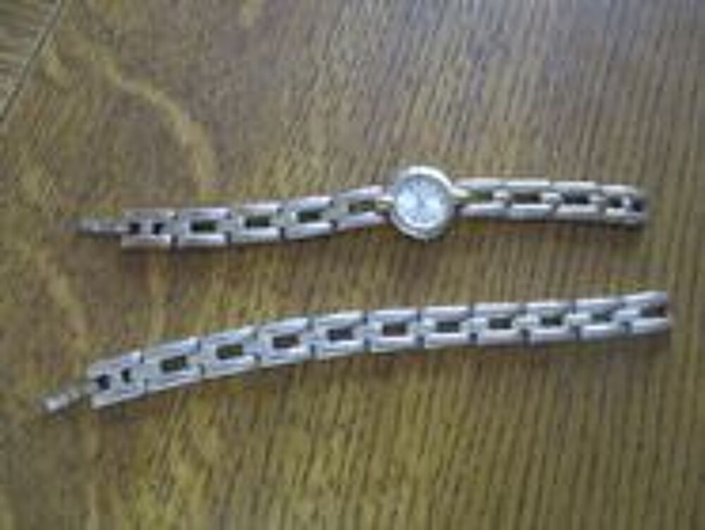 Montre et bracelet en m&eacute;tal identique Bijoux et montres