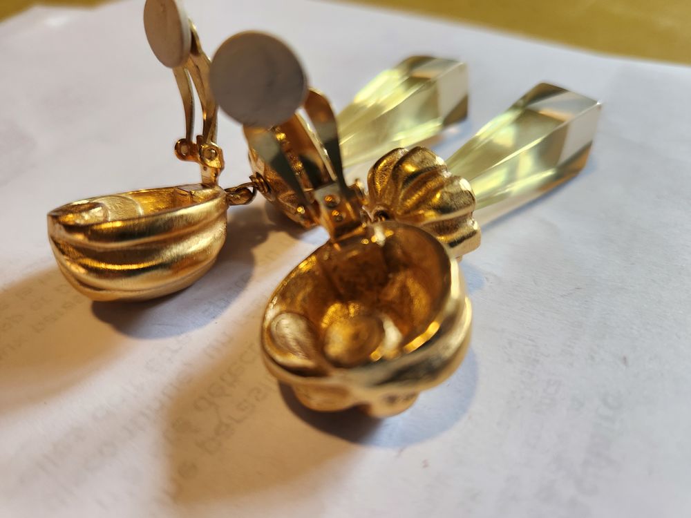 BO Clip Dor&eacute; Godron LANVIN + pendant long translucide Bijoux et montres