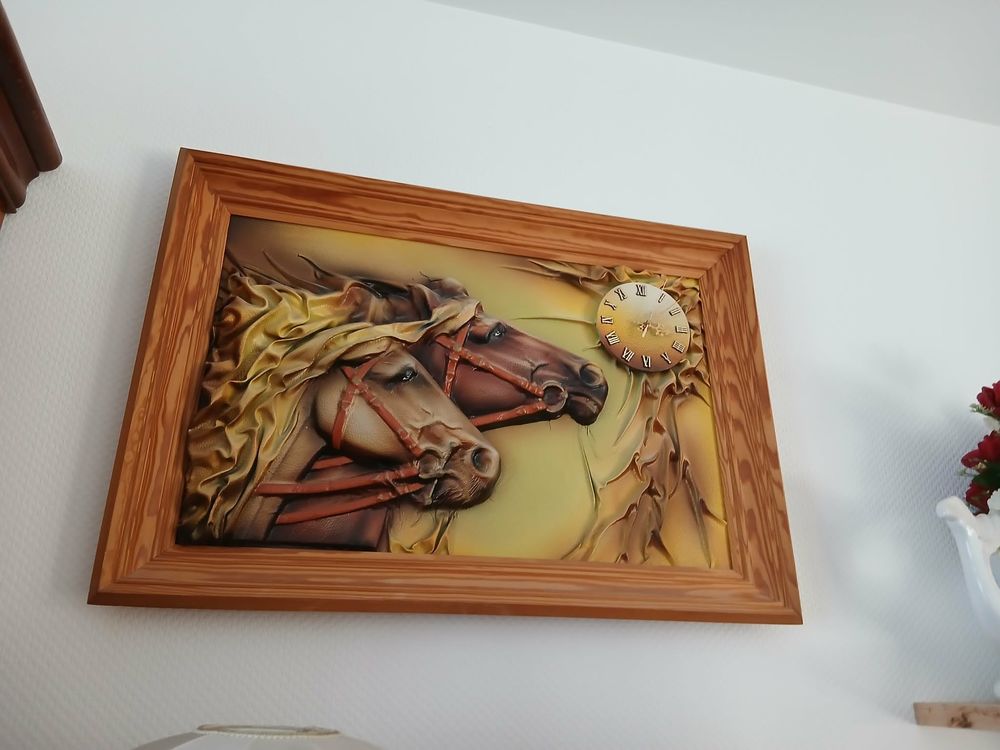 Cadre artisanal t&ecirc;tes chevaux cuir relief, horloge N&deg;1463 Décoration