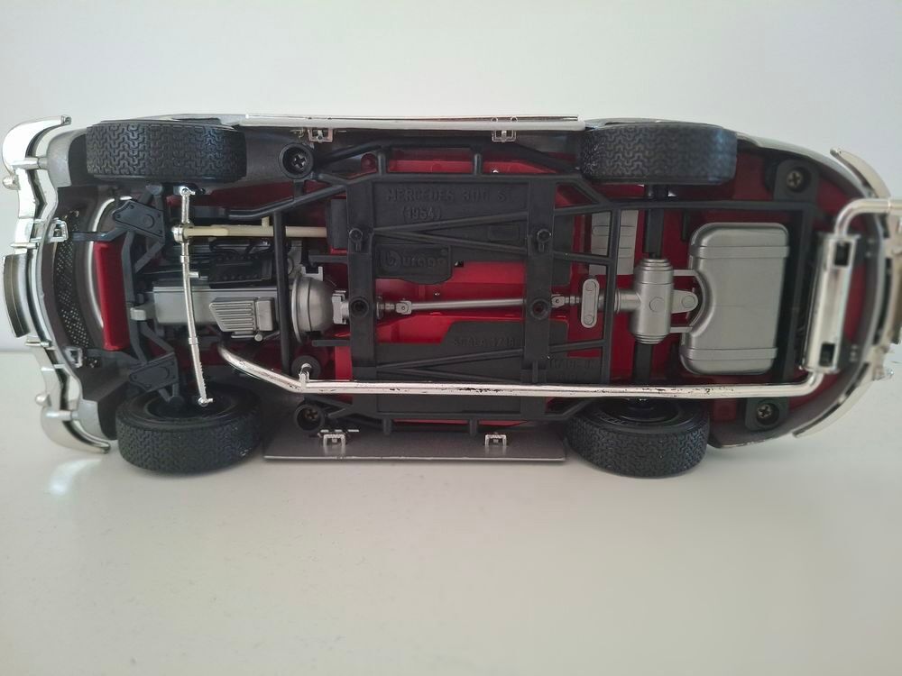 Voiture miniature de collection grise Mercedes 300 SL 