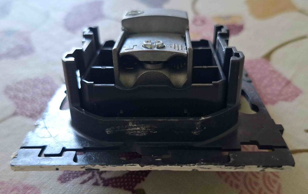 Prise t&eacute;l&eacute;vision encastr&eacute;e Bricolage