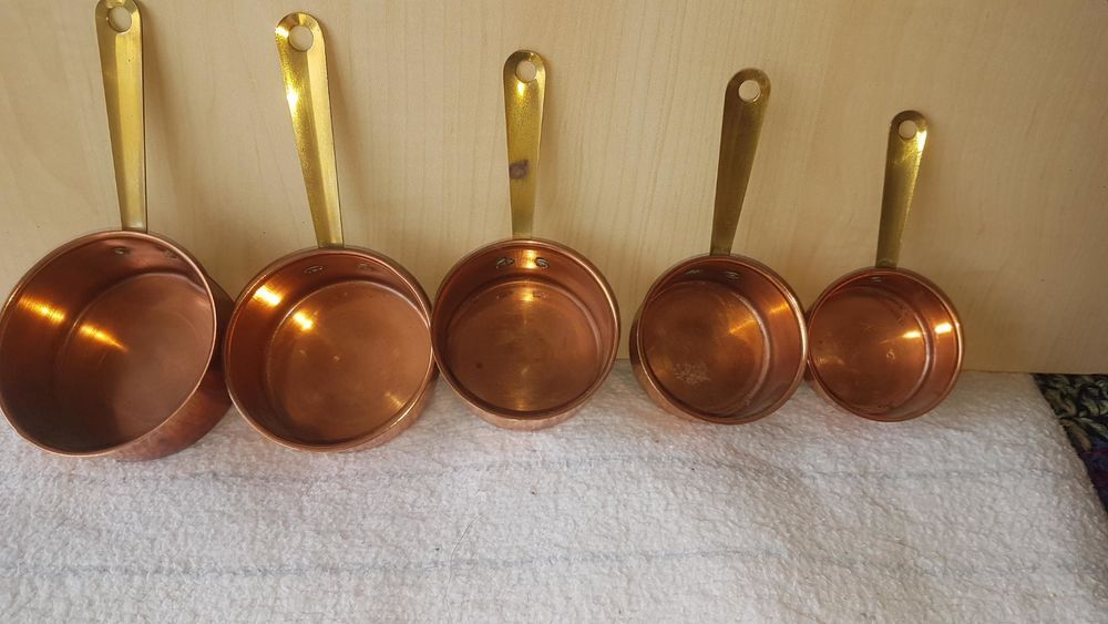 lot casseroles cuivre avec support Décoration
