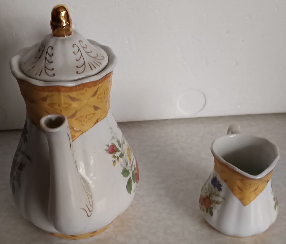 Ensemble Th&eacute;i&egrave;re cafeti&egrave;re dor&eacute; en porcelaine Floral et pot Décoration