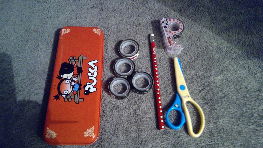 PLUMIER EN METAL PUCCA
AVEC PETITS ACCESSOIRES
Jeux / jouets