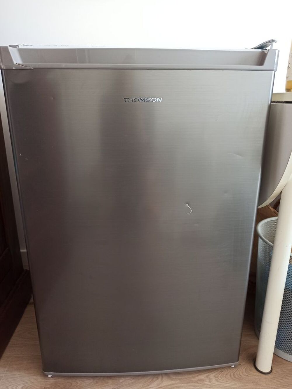 R&eacute;frig&eacute;rateur Thomson 109L sous plan gris Electroménager